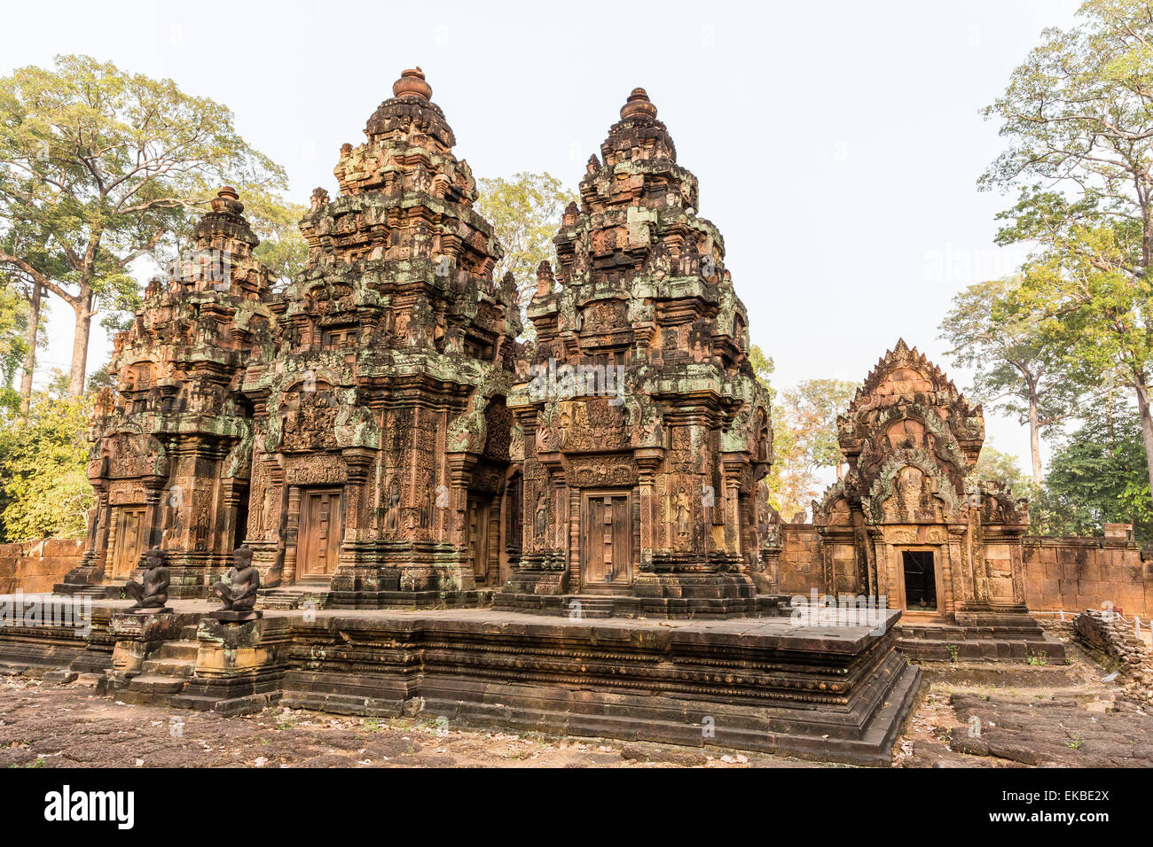 Kunstvollen Schnitzereien aus rotem Sandstein am Banteay Srei Tempel in Angkor, UNESCO, Siem Reap, Kambodscha, Indochina, Südostasien, Asien Stockfoto