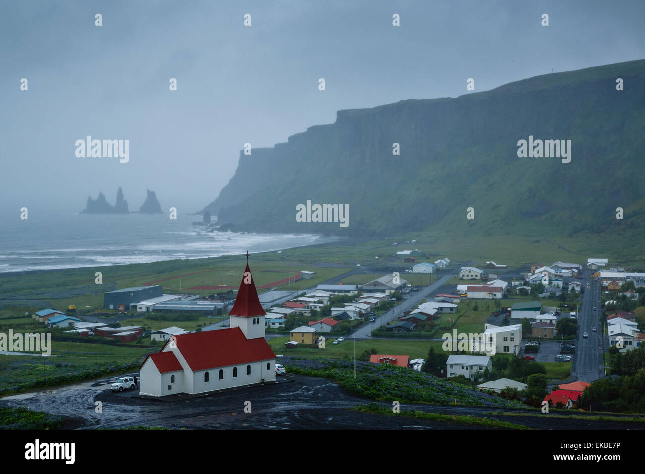 Blick über das Dorf Vik an einem regnerischen Tag, Island, Polarregionen Stockfoto