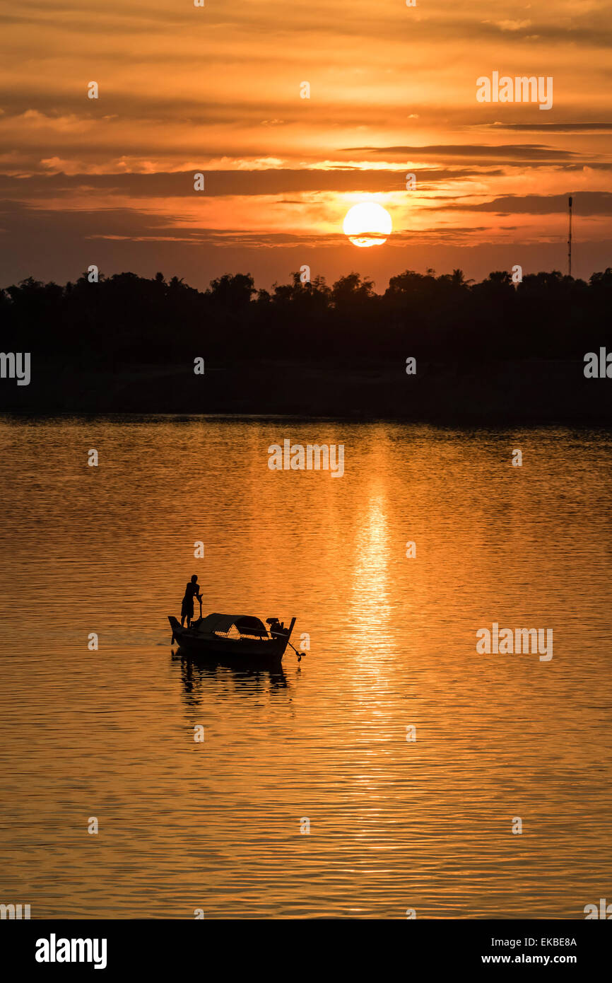 Sonnenaufgang auf dem Tonle Sap Fluss nahe dem Dorf von Kampong Tralach, Kambodscha, Indochina, Südostasien, Asien Stockfoto