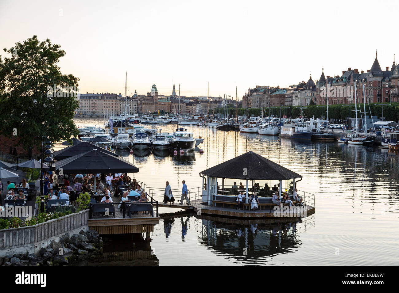 Blick über die Gebäude und die Boote entlang Blickrichtung Straße, Stockholm, Schweden, Skandinavien, Europa Stockfoto