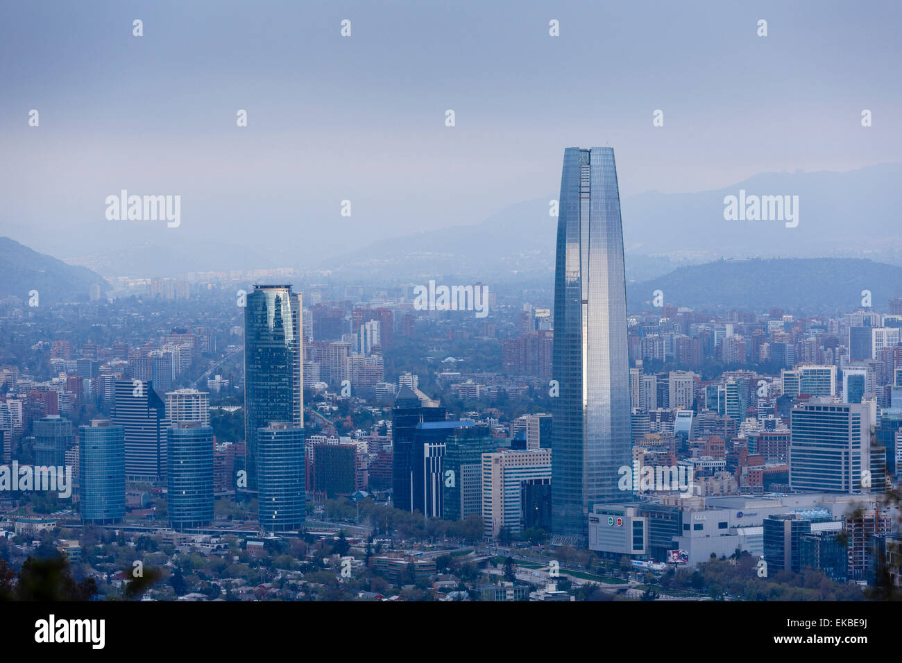 Blick über den Gran Torre Santiago aus Cerro San Cristobal, Santiago, Chile, Südamerika Stockfoto Blick über den Gran Torre Santiago aus Cerro San Cristobal, Santiago, Chile, Südamerika Stockfoto