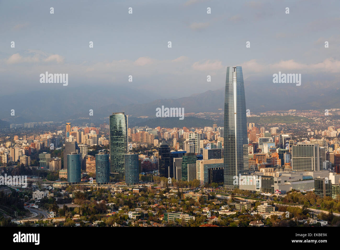 Blick über den Gran Torre Santiago aus Cerro San Cristobal, Santiago, Chile, Südamerika Stockfoto Blick über den Gran Torre Santiago aus Cerro San Cristobal, Santiago, Chile, Südamerika Stockfoto