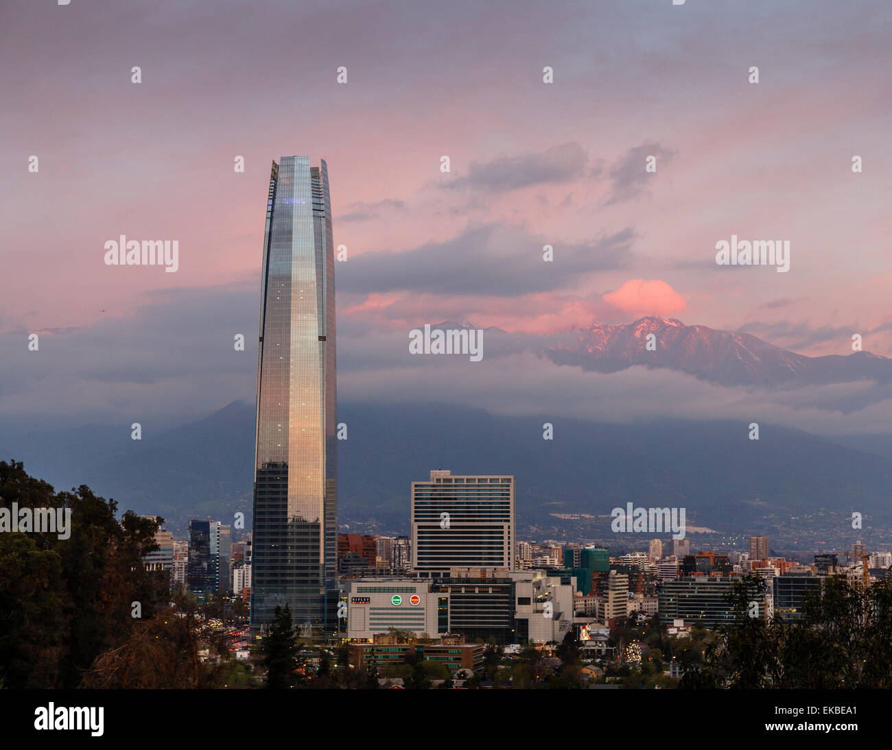 Blick über den Gran Torre Santiago aus Cerro San Cristobal, Santiago, Chile, Südamerika Stockfoto