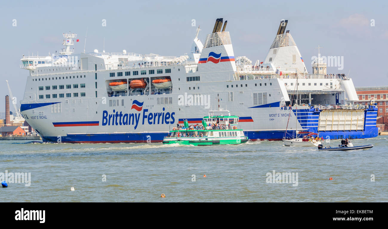 Mont St Michel Kreuzfahrtschiff in den Schatten Geist der Gosport Fähre von Brittany Ferries in Portsmouth Harbour, UK. Stockfoto