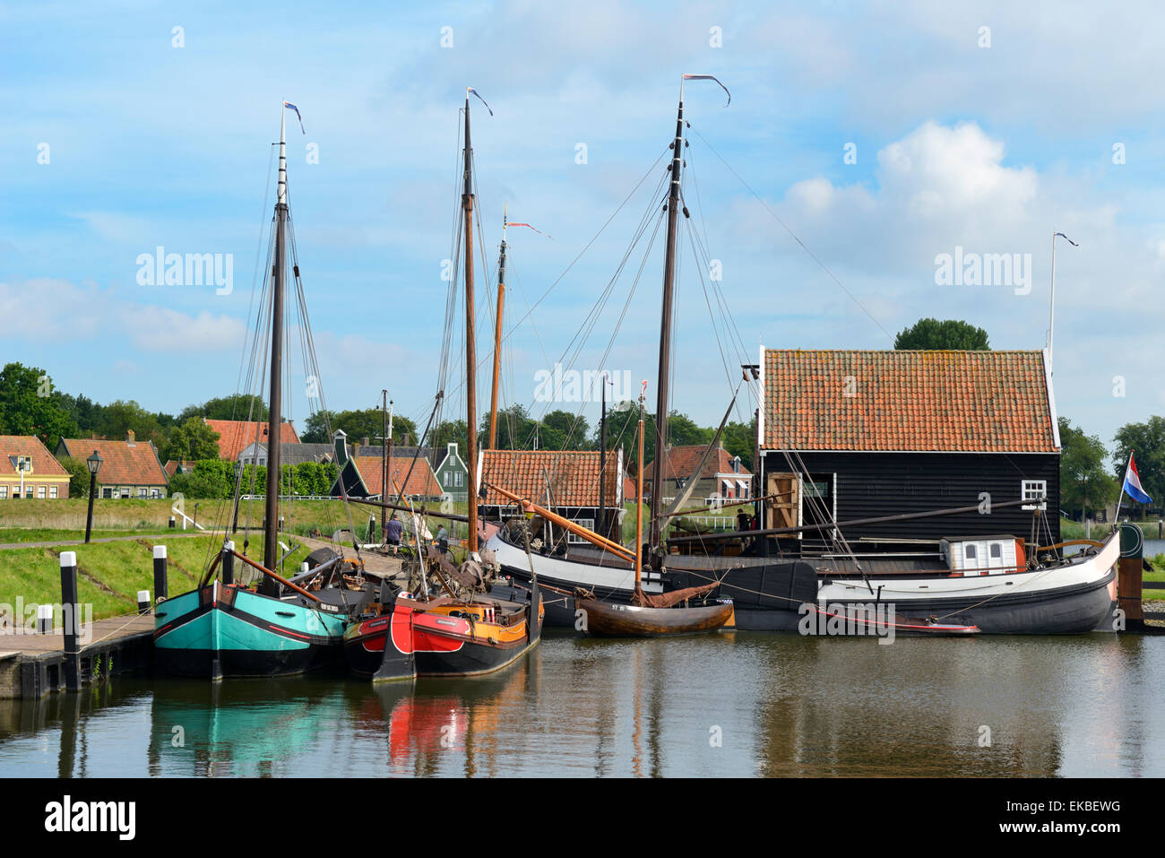 Boote in einem Fischerhafen am Freilichtmuseum Zuiderzee, See Ijssel, Enkhuizen, Nord-Holland, Niederlande, Europa Stockfoto