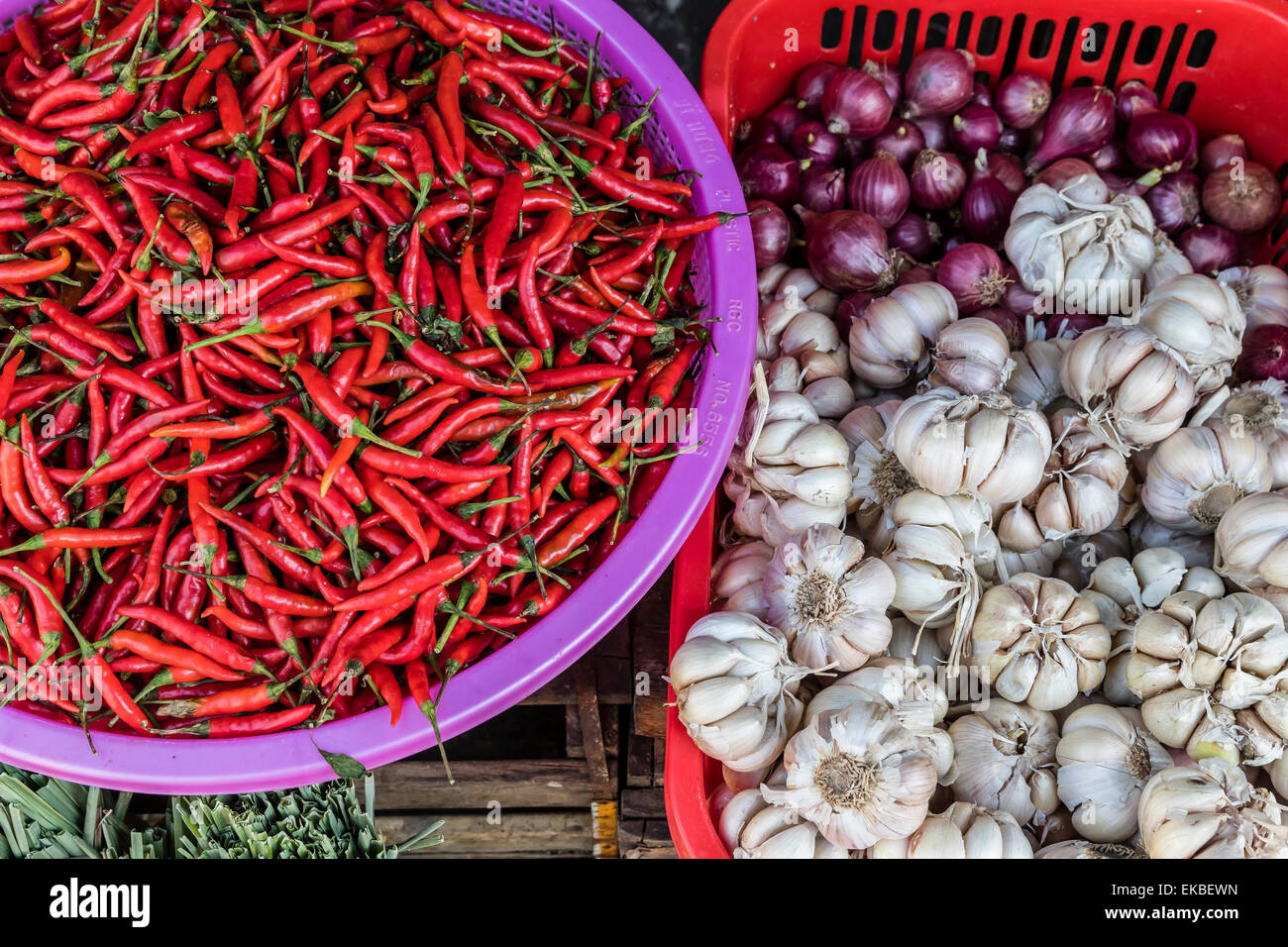 Rote Chilis, Zwiebeln und Knoblauch zum Verkauf am Markt mit frischen Lebensmitteln in Chau Doc, Mekong-Fluss-Delta, Vietnam, Indochina, Asien Stockfoto