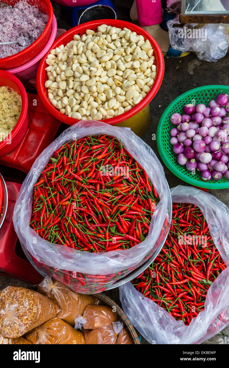 Bunte frische Produkte auf dem Markt in Chau Doc, Mekong-Fluss-Delta, Vietnam, Indochina, Südostasien, Asien Stockfoto