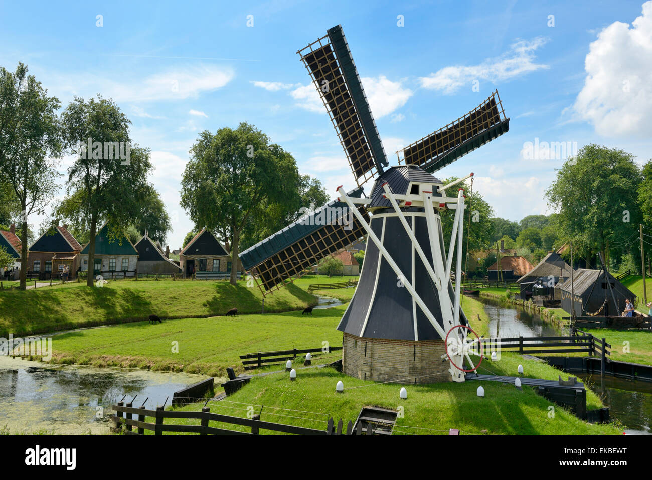 Traditionelle holländische Windmühle, Freilichtmuseum Zuiderzee, See Ijssel, Enkhuizen, Nord-Holland, Niederlande, Europa Stockfoto