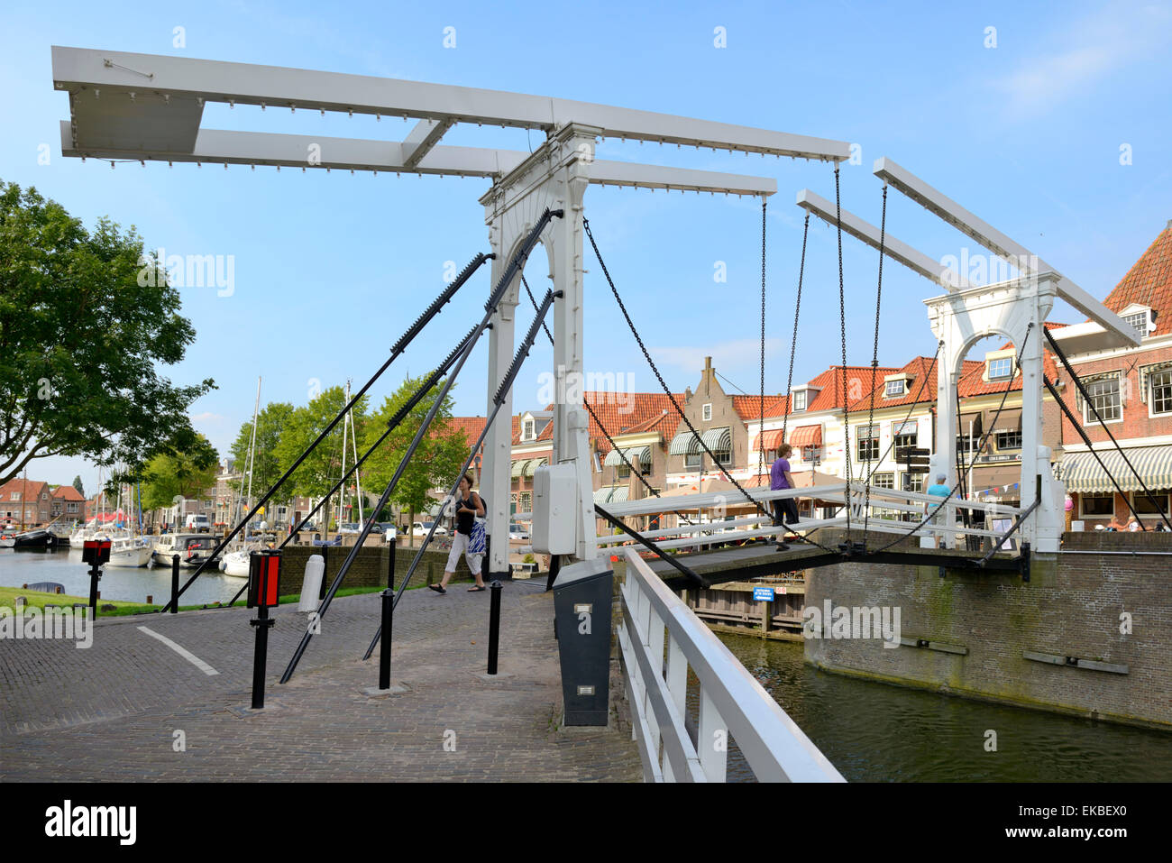 Klappbrücke (Zugbrücke) und Häuser im Hafen von Enkhuizen, Nord-Holland, Niederlande, Europa Stockfoto