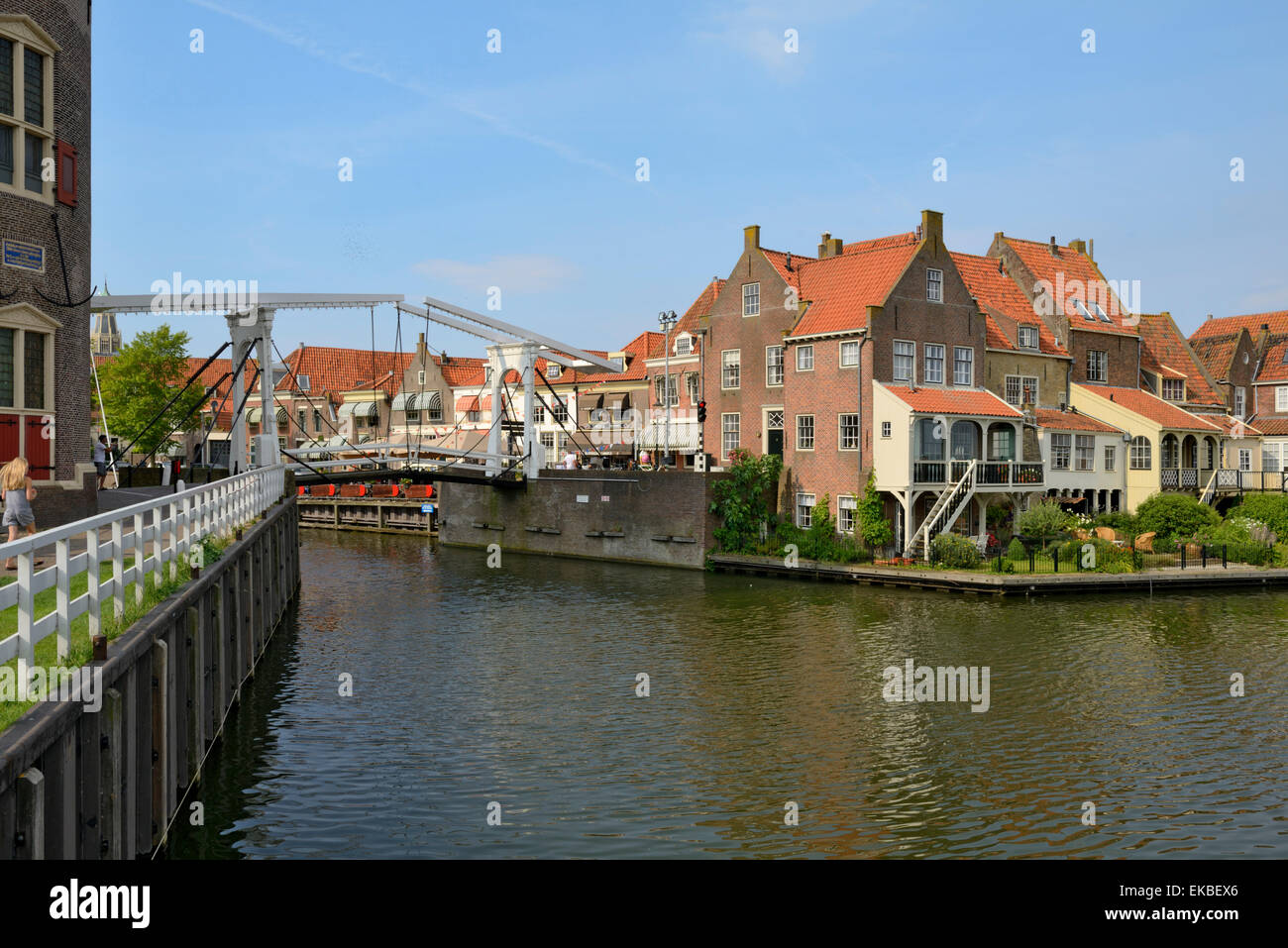 Klappbrücke (Zugbrücke) und Häuser im Hafen von Enkhuizen, Nord-Holland, Niederlande, Europa Stockfoto