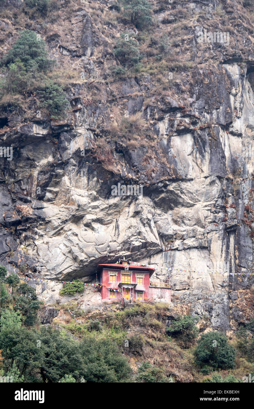 Ein alte religiöses Gebäude in die Seite einer Klippe im Sagarmatha Nationalpark UNESCO, Himalaya, Nepal gebaut Stockfoto