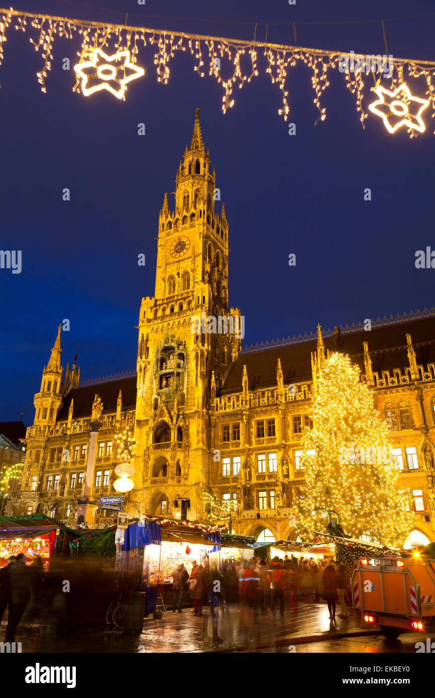 Weihnachtsmarkt in Marienplatz und neues Rathaus, München, Bayern