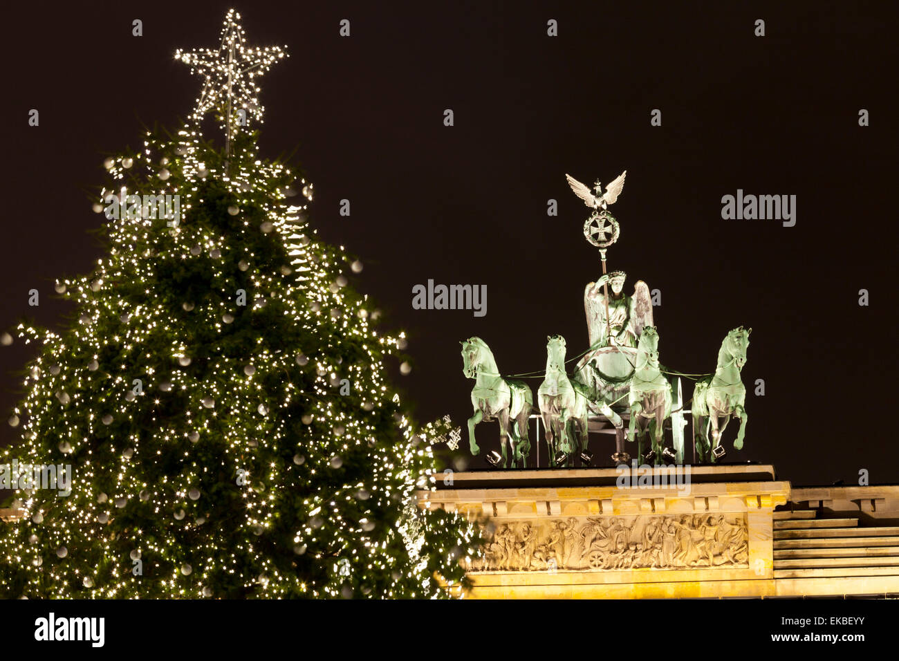 Das Brandenburger Tor und Weihnachtsbaum, Berlin, Deutschland, Europa Stockfoto