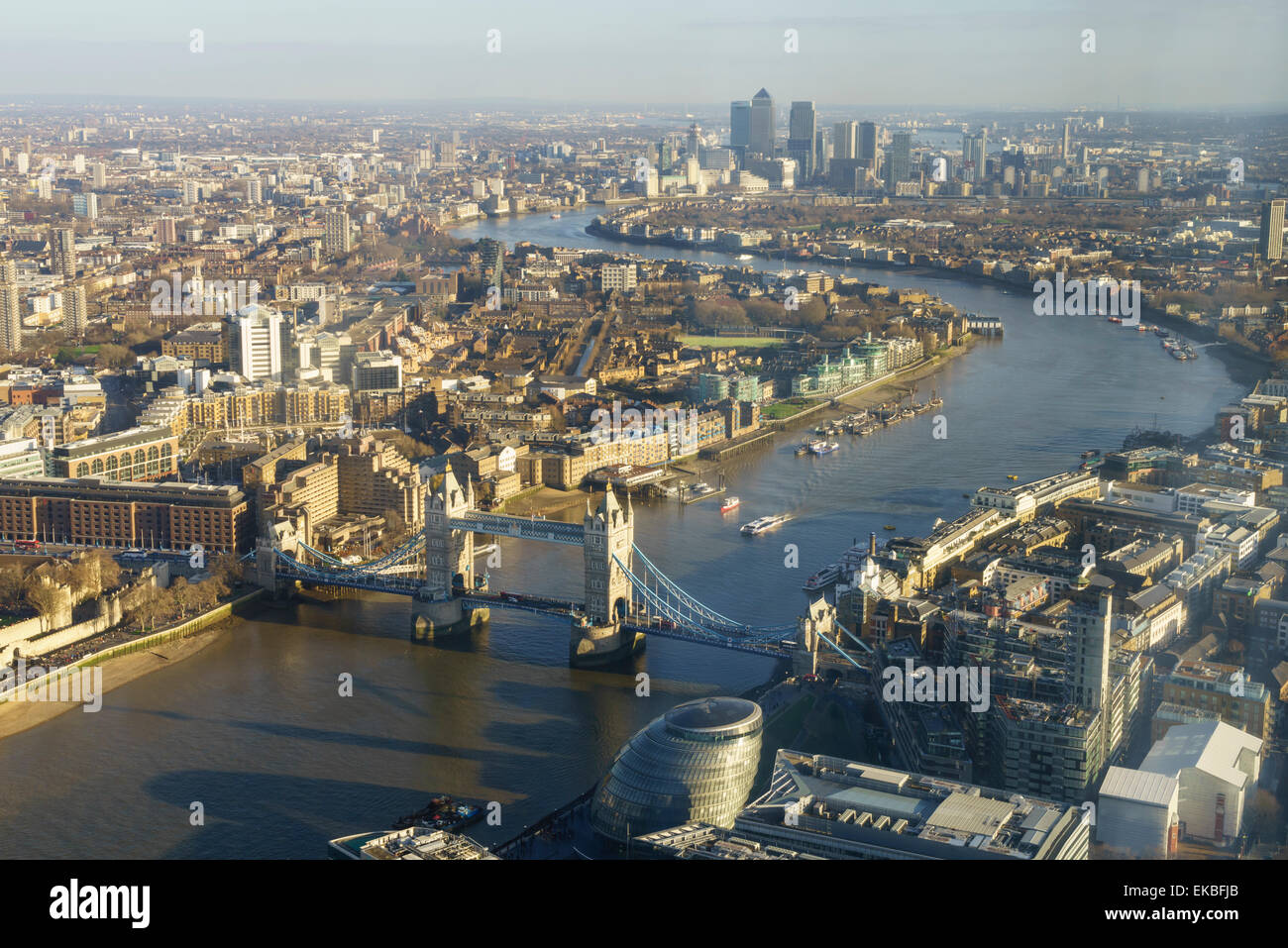 Erhöhten Blick auf die Themse, Blick nach Osten in Richtung Canary Wharf mit Tower Bridge in den Vordergrund, London, England, UK Stockfoto