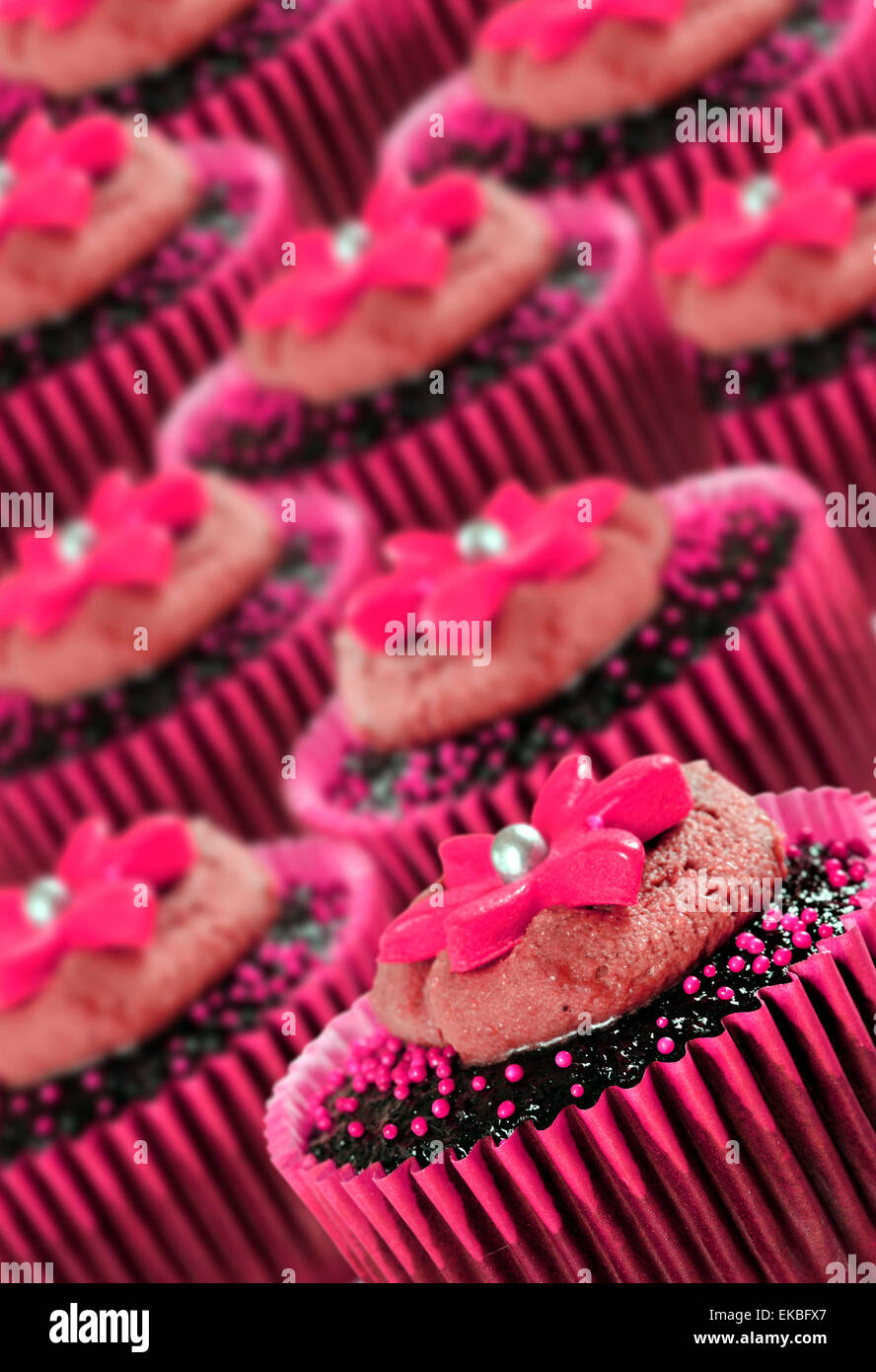 Schöne Schokoladen Cupcakes dekoriert in rosa Stockfoto