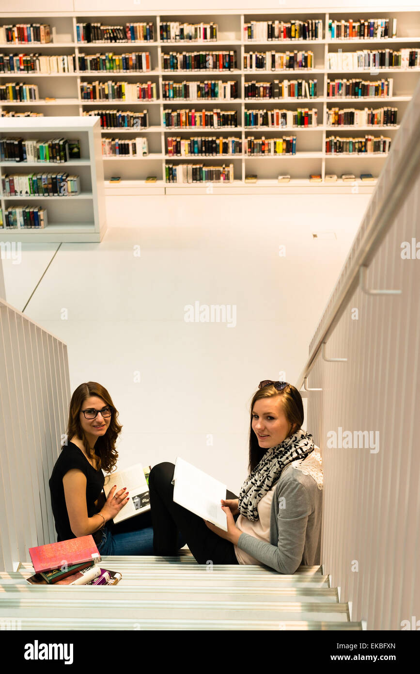 Studieren in der Stadtbibliothek Stockfoto