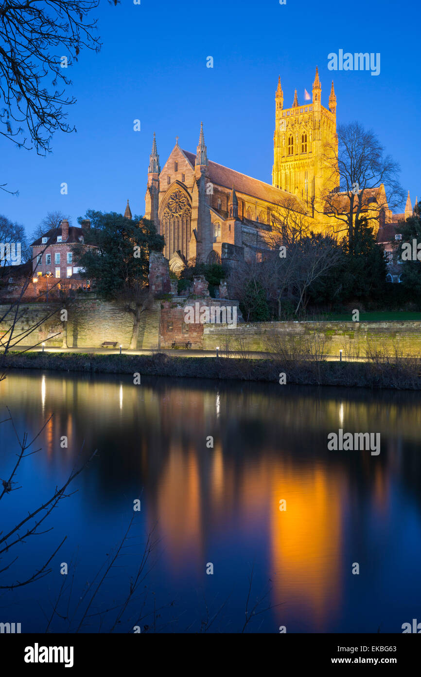 Worcester Kathedrale auf den Fluss Severn bei Einbruch der Dunkelheit beleuchtet, Worcester, Worcestershire, England, Vereinigtes Königreich, Europa Stockfoto