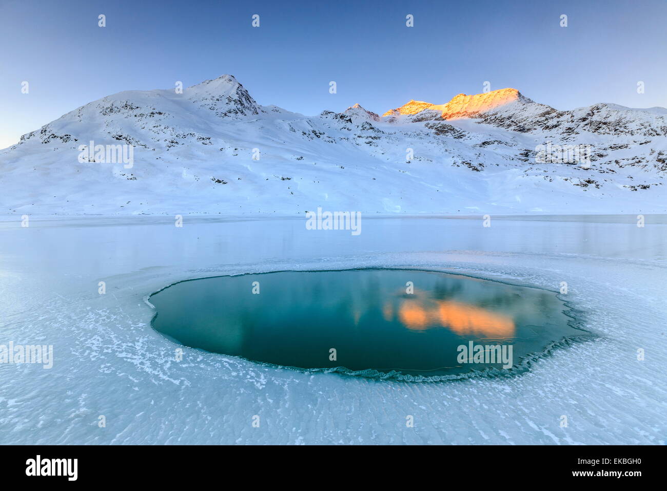 Der Piz Cambrena beleuchtet von der Sonne reflektiert in einem Pool, Graubünden, Schweizer Alpen, Schweiz Stockfoto