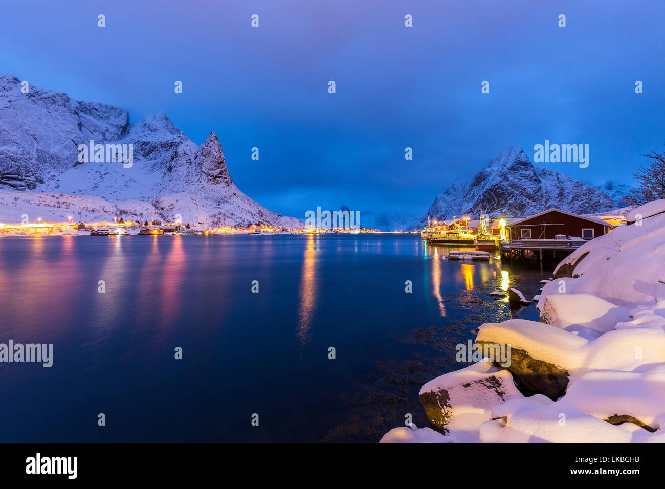 Blaue Stunde in der kleinen Bucht von Reine, Lofoten Inseln, Norwegen Stockfoto