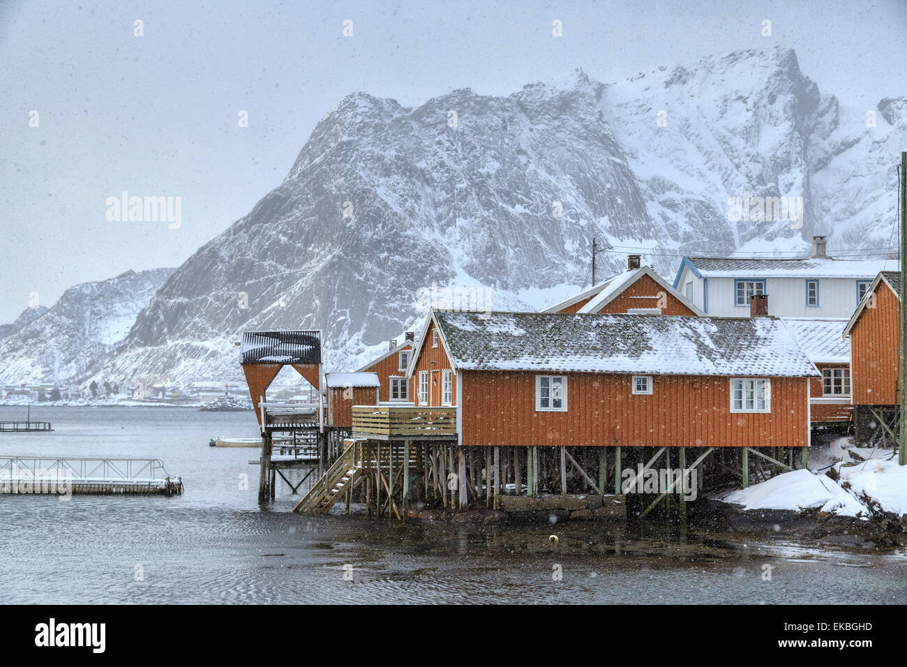 Schneesturm beginnt zu fallen in der Bucht von Hamnoy berühmt für Rorbu-Hütten in den Lofoten-Inseln, Hamnoy, Lofoten Inseln, Norwegen Stockfoto
