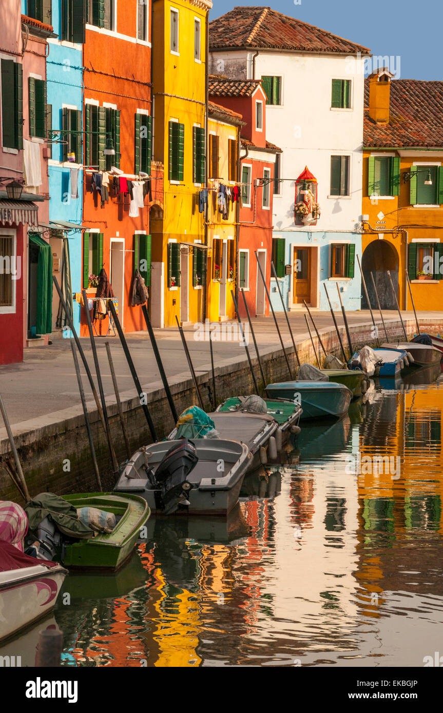 Farbigen Hausfassaden entlang eines Kanals, Burano Insel, Venedig, UNESCO-Weltkulturerbe, Veneto, Italien, Europa Stockfoto