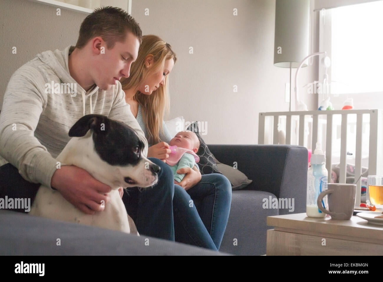 Glückliche Familie mit dem neugeborenen Kind Stockfoto