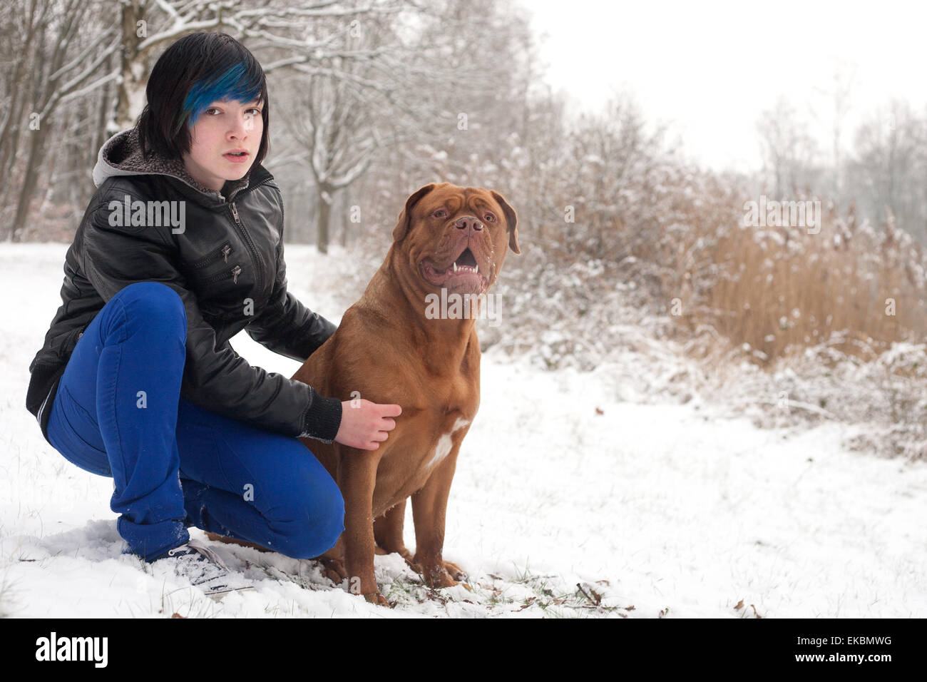 Emo junge und sein Hund warten Stockfotografie - Alamy