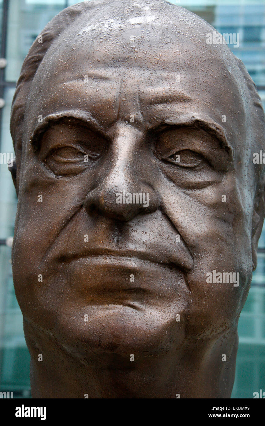 Juni 2011 - BERLIN: eine Statue / Büste des ehemaligen Bundeskanzlers Helmut Kohl (von Serge Mangin) am Sitz der Axel-Spr Stockfoto