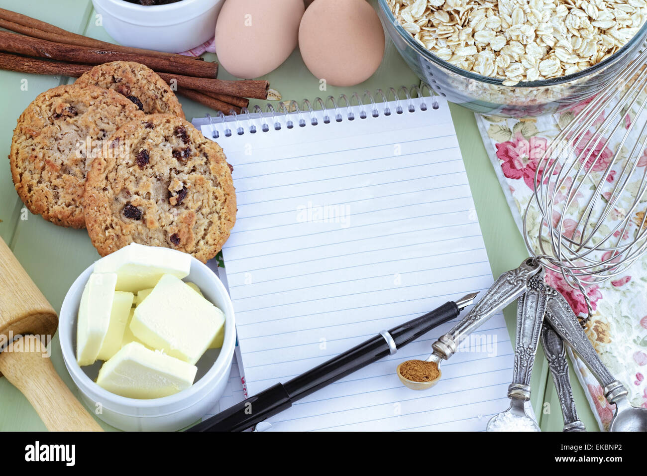 Rezeptbuch und Zutaten zum Backen Stockfoto