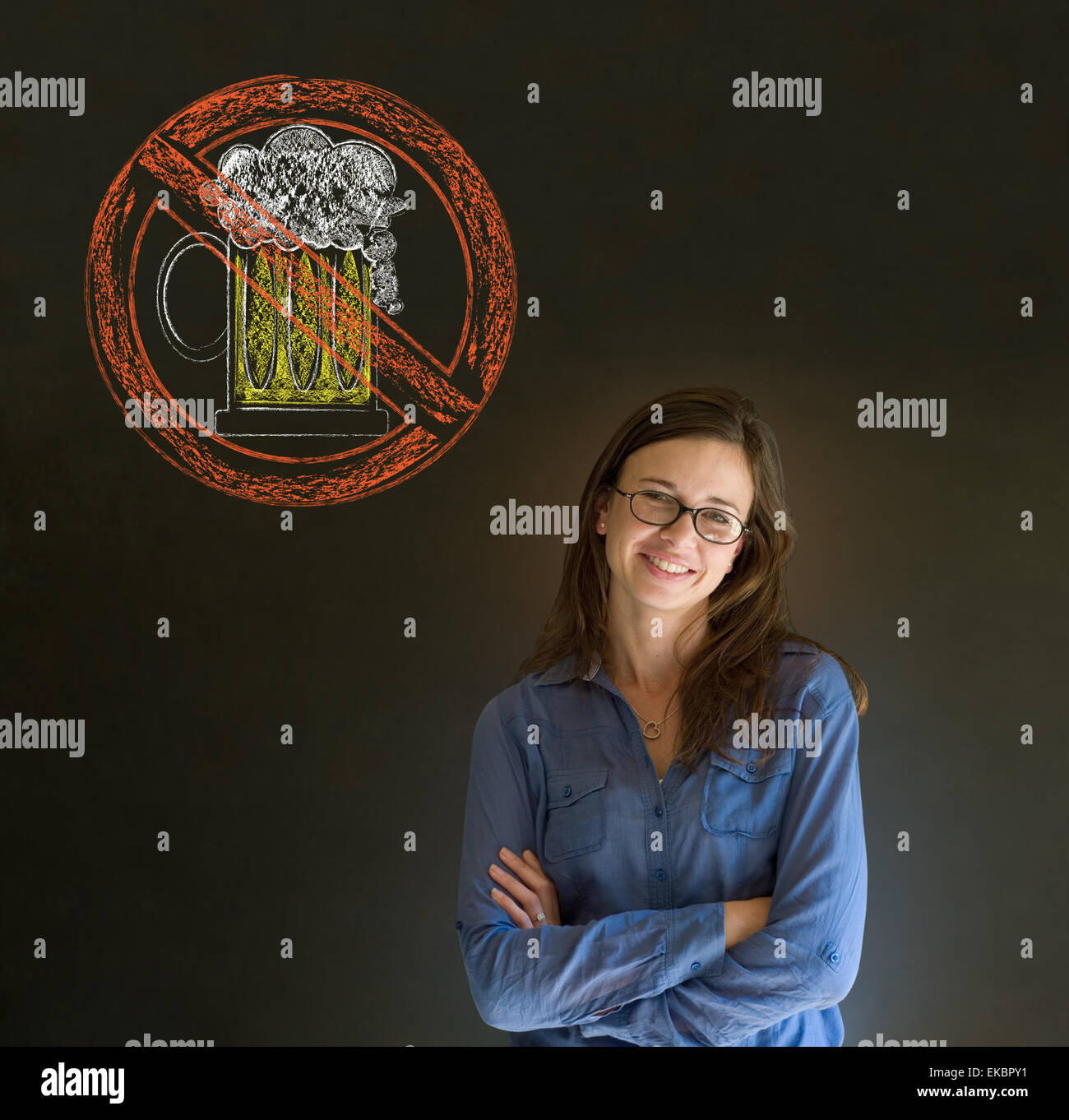 Kein Bier Alkohol Frau auf Tafel Hintergrund Stockfoto