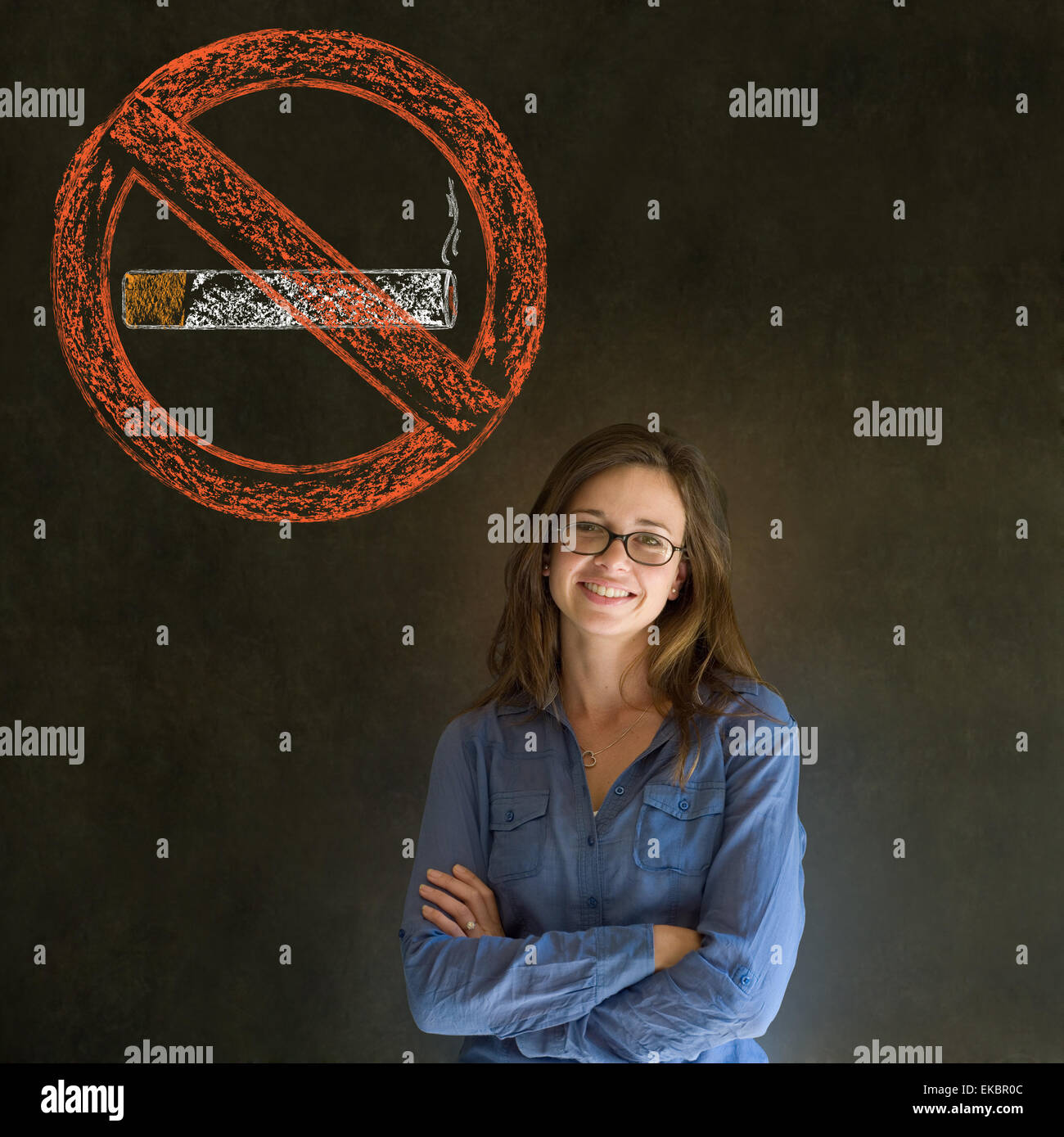 Keine rauchen Tabak Frau auf Tafel Hintergrund Stockfoto