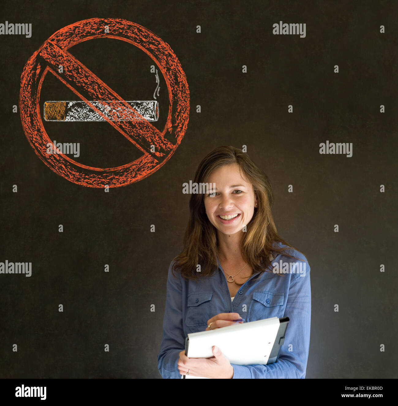 Keine rauchen Tabak Frau auf Tafel Hintergrund Stockfoto