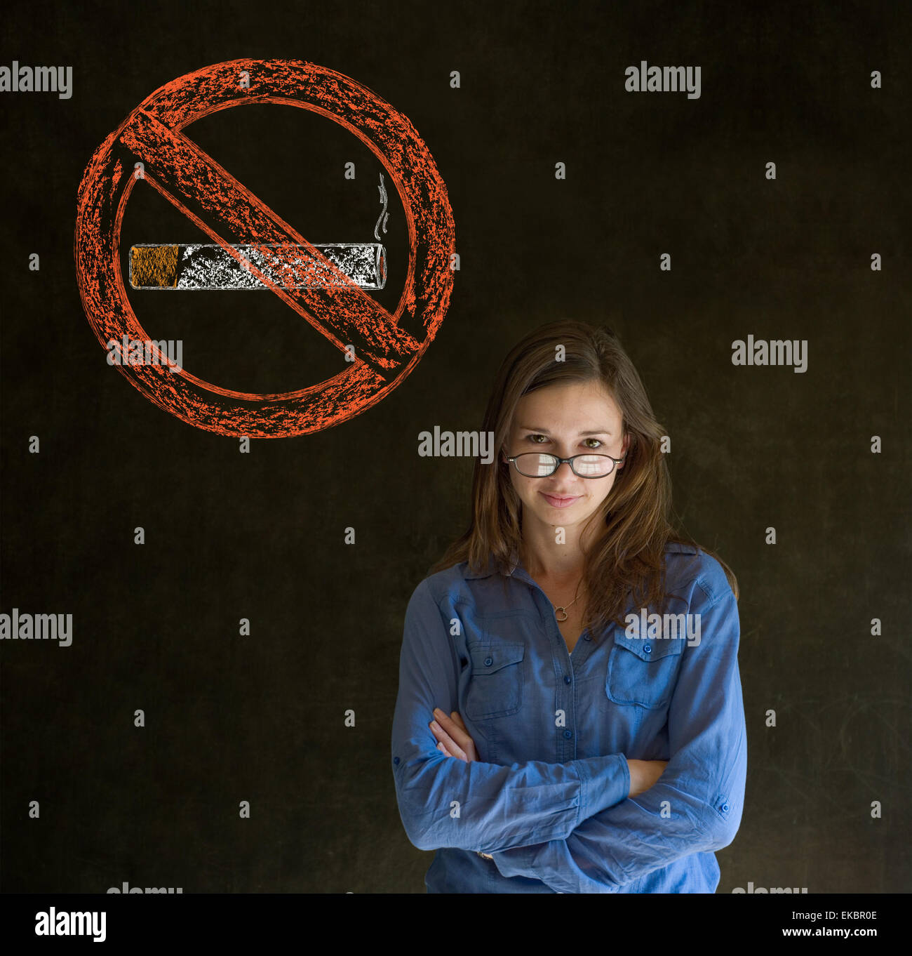 Keine rauchen Tabak Frau auf Tafel Hintergrund Stockfoto