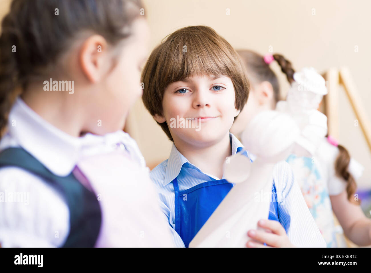 junge zieht mit anderen Kindern in der Klasse Stockfoto