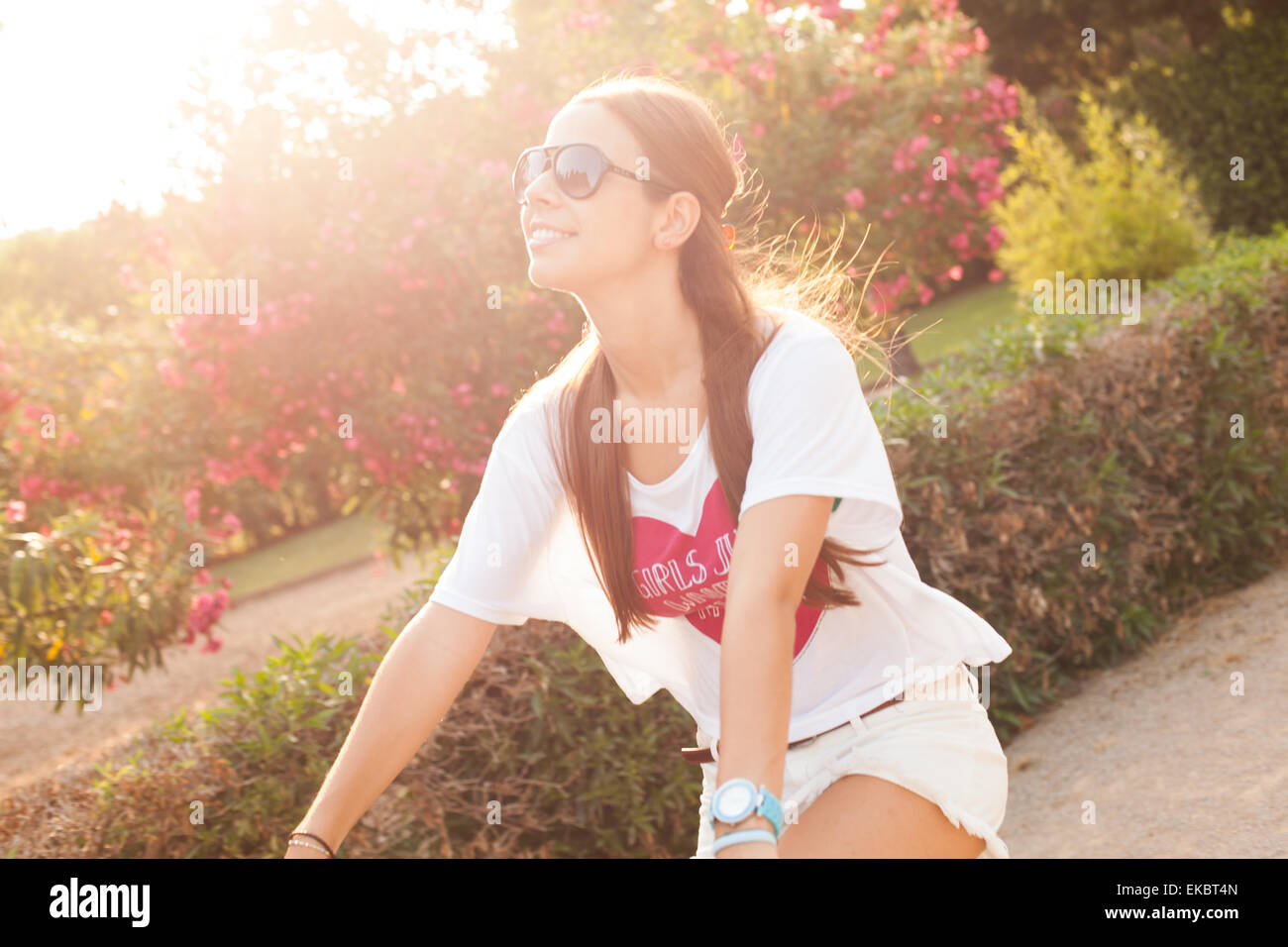 Junge schöne Frau Reiten Bicicle auf Sommer Stockfoto