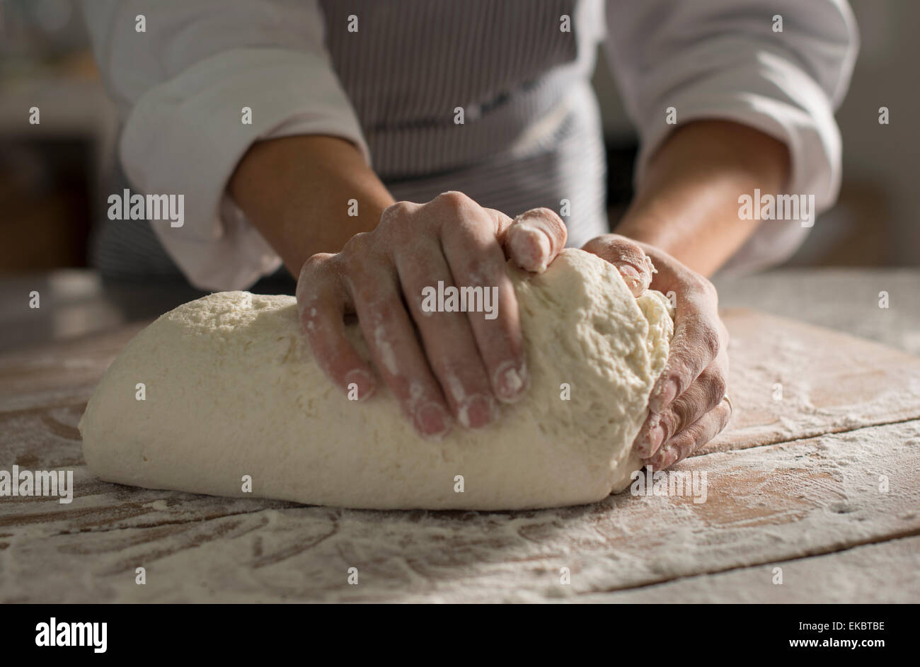 Baker glutenfreien Teig kneten Stockfoto