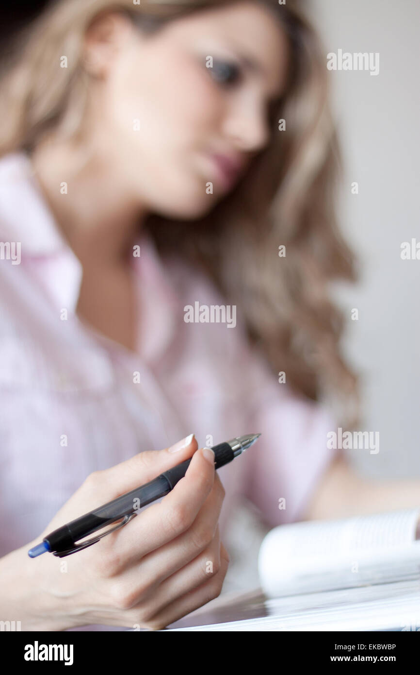 junge schöne Frau, ein Buch zu lesen Stockfoto