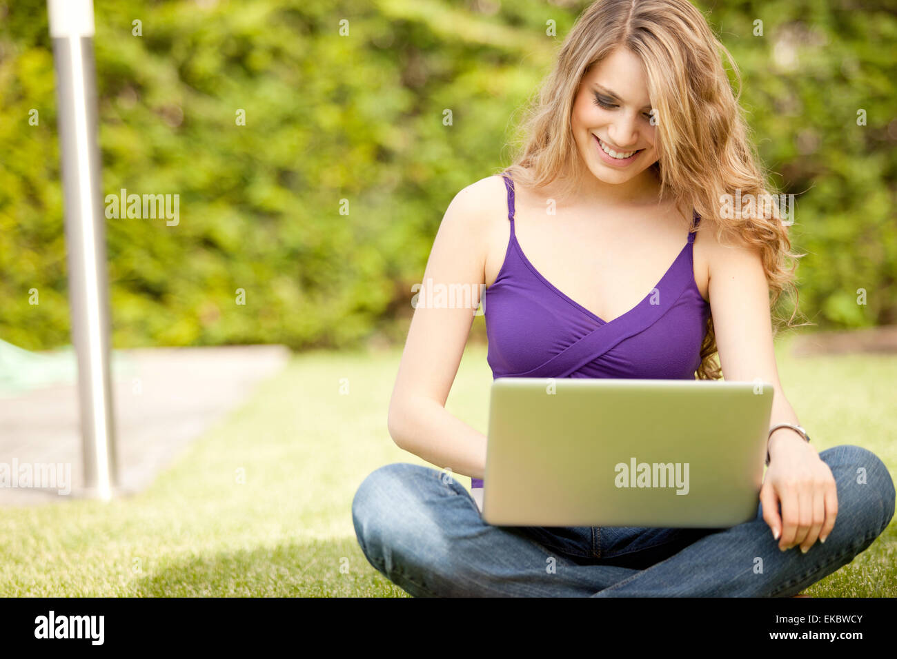 junge schöne Frau mit laptop Stockfoto