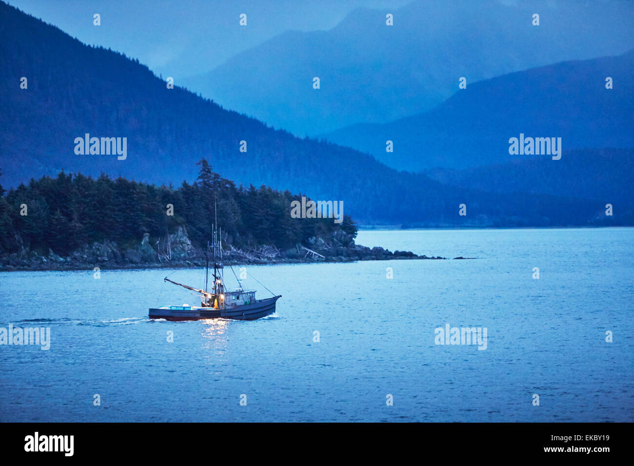 Fischerboot in der Abenddämmerung, Juneau, Alaska, USA Stockfoto