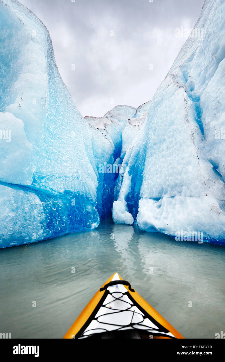 Kajak vor Mendenhall-Gletscher, Juneau, Alaska, USA Stockfoto