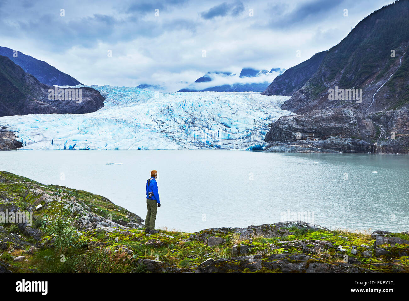 Männliche Wanderer anzustarren Mendenhall-Gletscher, Juneau, Alaska, USA Stockfoto