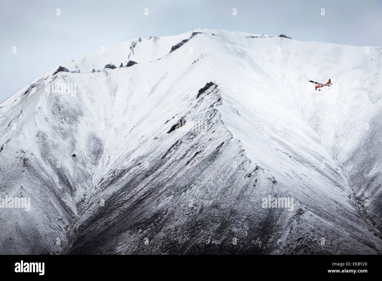 Flugzeug fliegen vor Schnee bedeckt Berg, Wrangell St. Elias, Alaska, USA Stockfoto