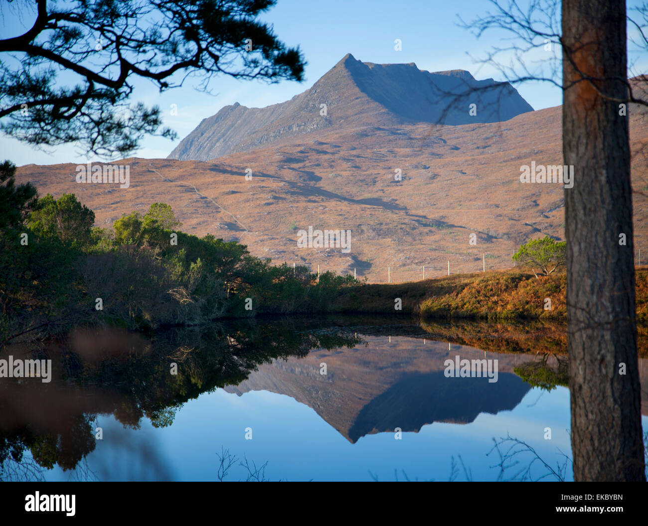 Blick auf ruhige See und Berge, North West Highlands, Schottland, UK Stockfoto