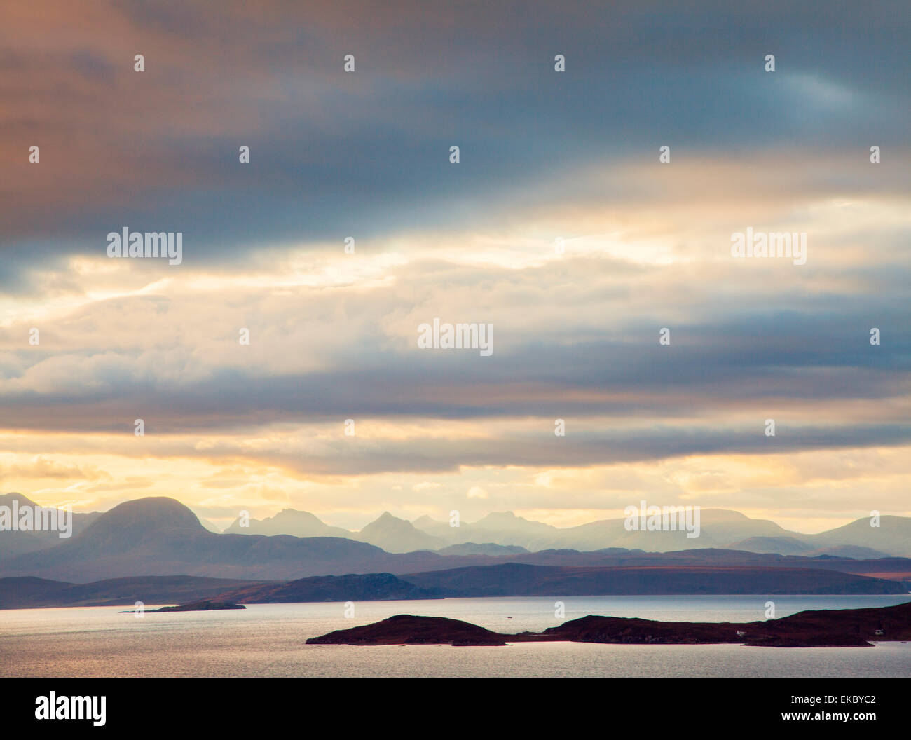 Dramatische Wolken über Berge von North West Highlands, Schottland, Vereinigtes Königreich Stockfoto