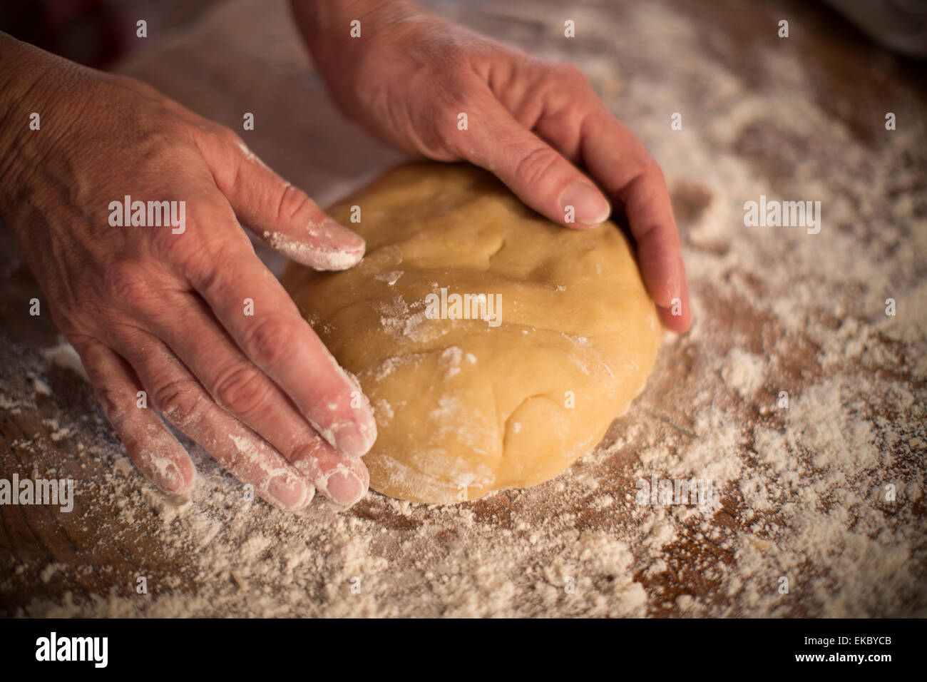 Kneten von Teig von Zimt und Honig, hausgemachte Kekse zu machen Stockfoto