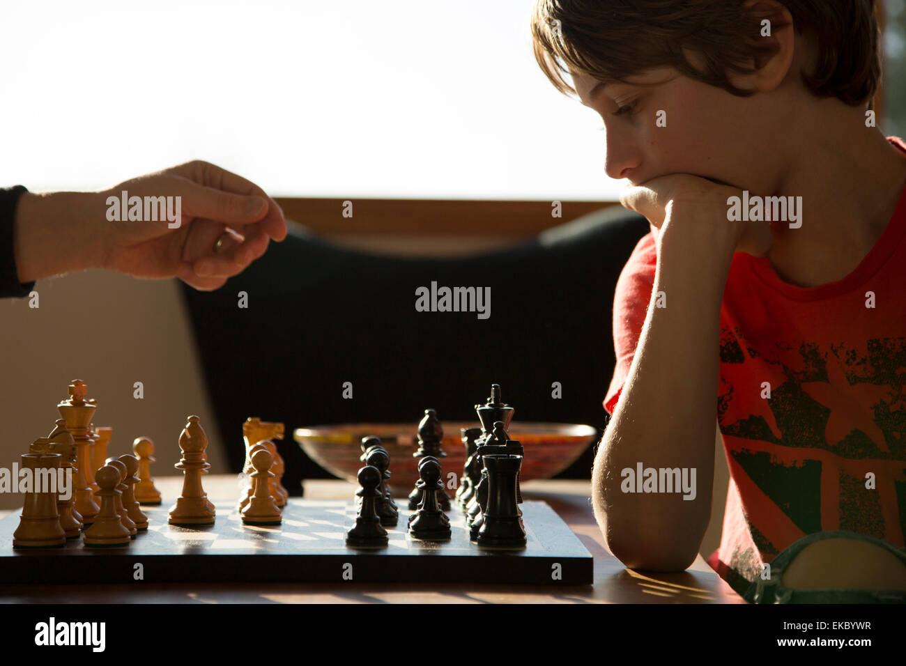 Vater und Sohn spielen Schach Stockfoto