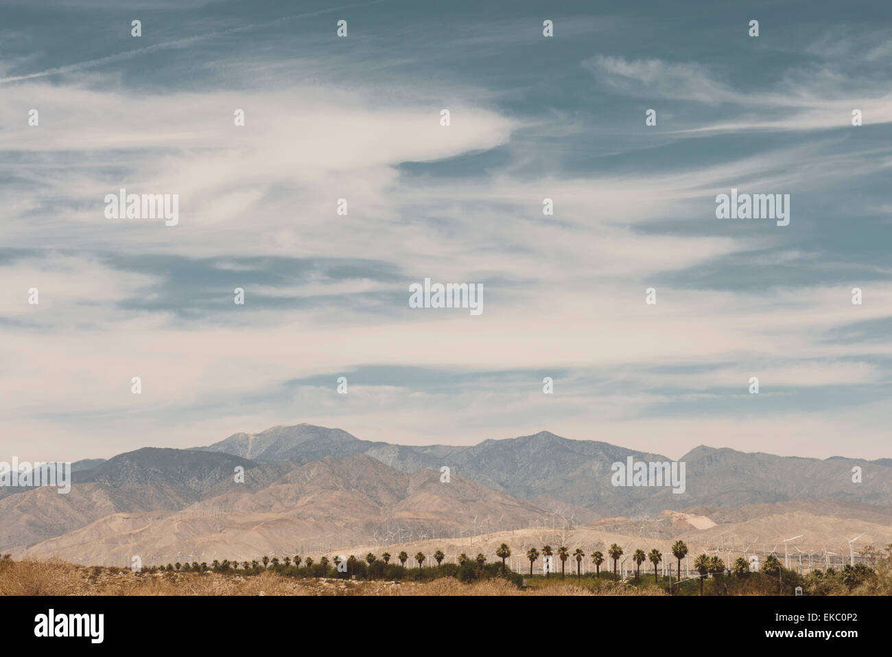Fernblick über Windparks und Berge, Palm Springs, Kalifornien, USA Stockfoto