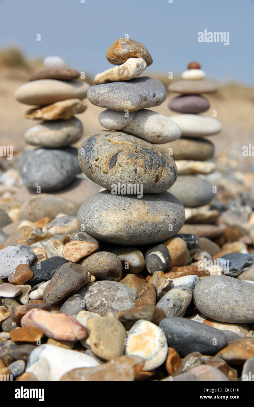 Kieselsteine in einem Stapel am Kiesstrand ausgeglichen Stockfoto