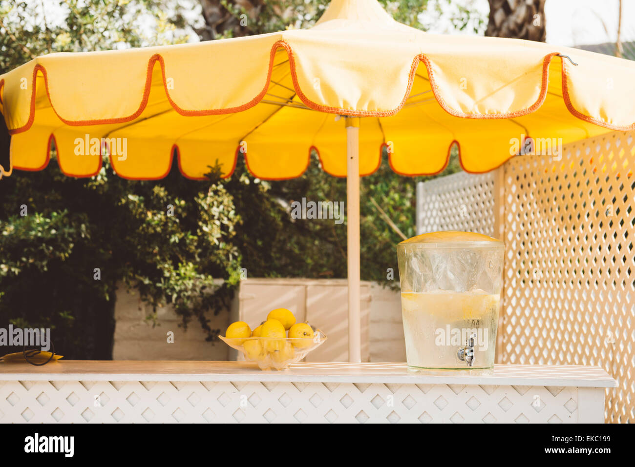 Gelben Hotel Sonnenschirm und Wasserkühler, Palm Springs, Kalifornien, USA Stockfoto