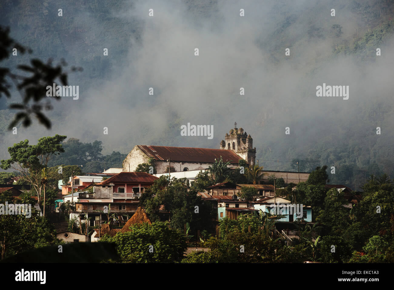 Blick auf Bergdorf im Nebel, umso, Alta Verapaz, Guatemala, Mittelamerika Stockfoto